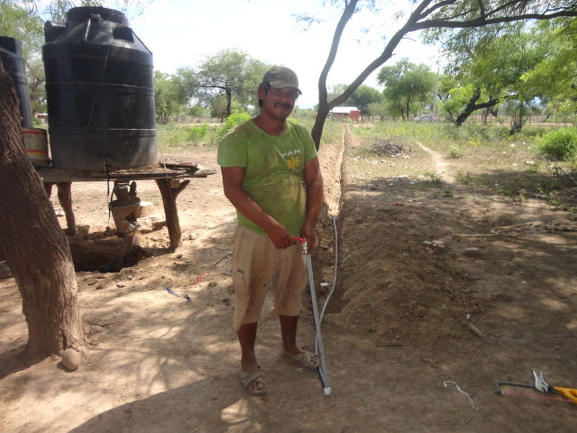 Don Julio Guerrro, concluyendo el trabajo de ampliación de la doración de agua para la comunidad los