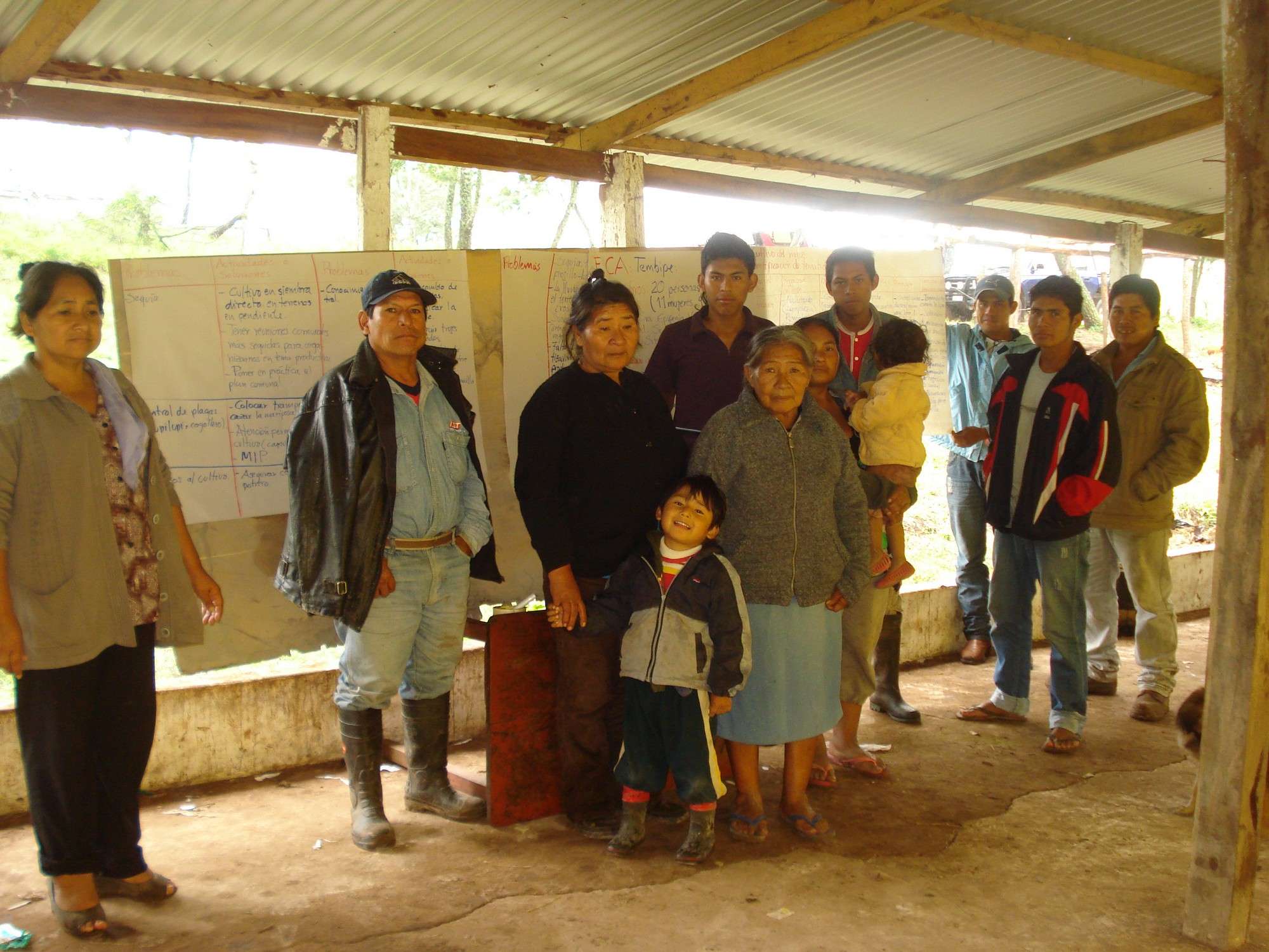 Grupo de indígenas guaranies en Yacuiba.