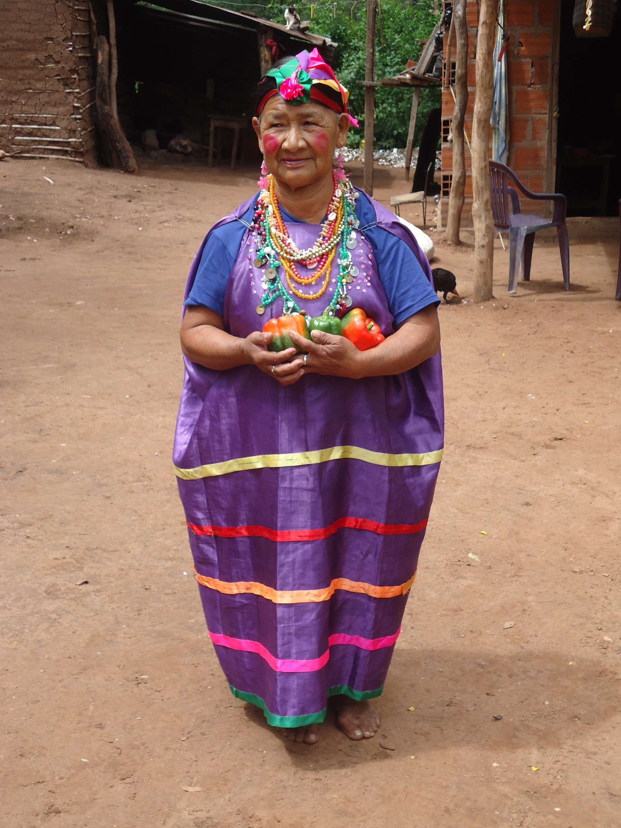 Mujer líder del pueblo guaraní con vestimenta tradicional