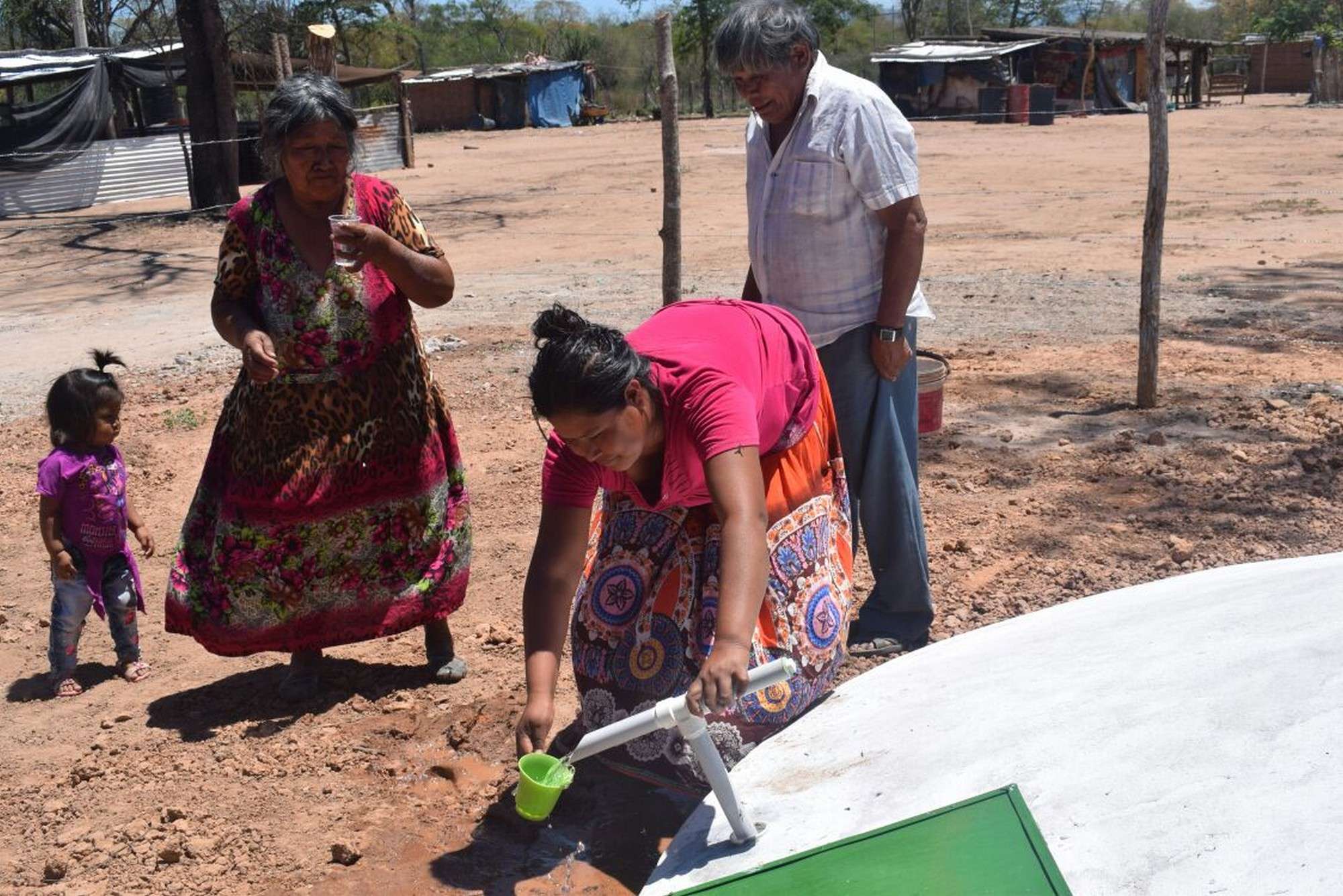 Cisterna de almacenamiento construida para la cosecha de agua en favor de la comunidad.