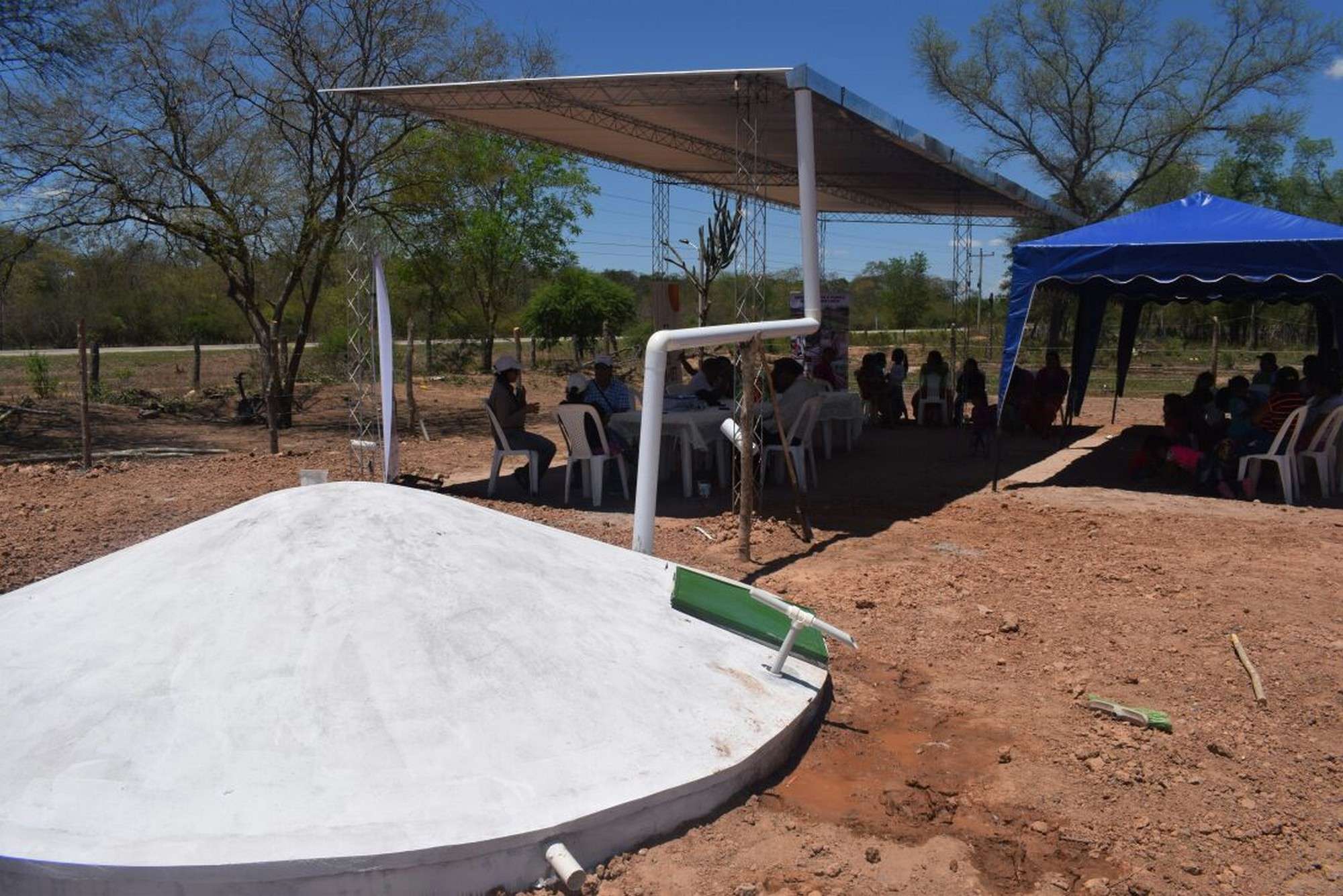 Cisterna de almacenamiento construida para la cosecha de agua en favor de la comunidad.