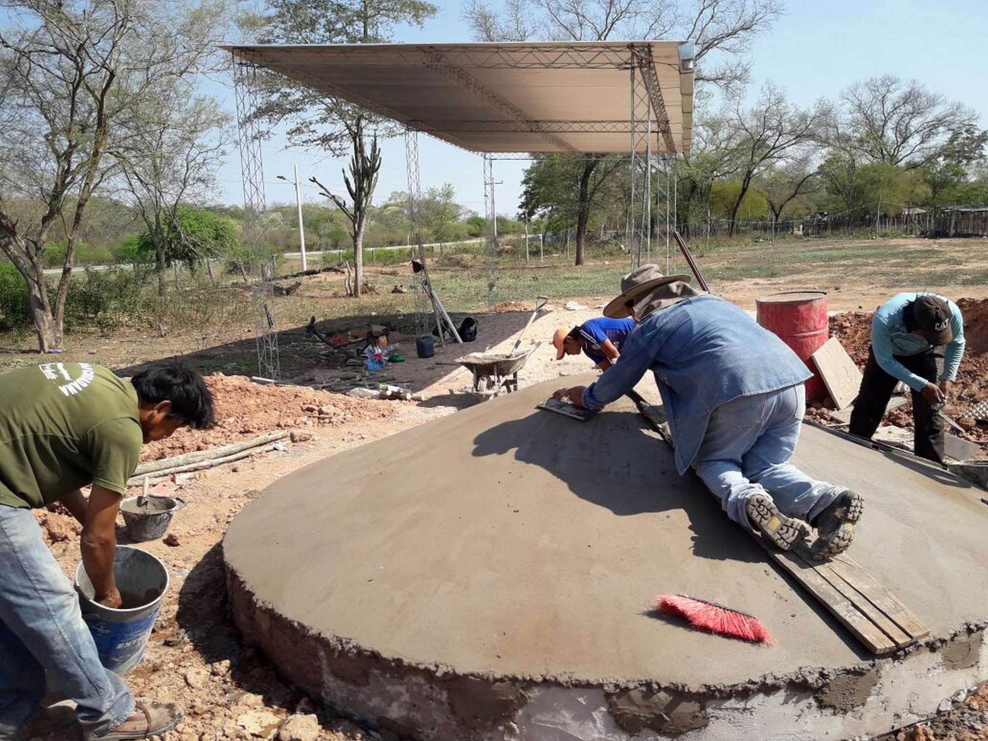 Cisterna de almacenamiento construida para la cosecha de agua en favor de la comunidad.