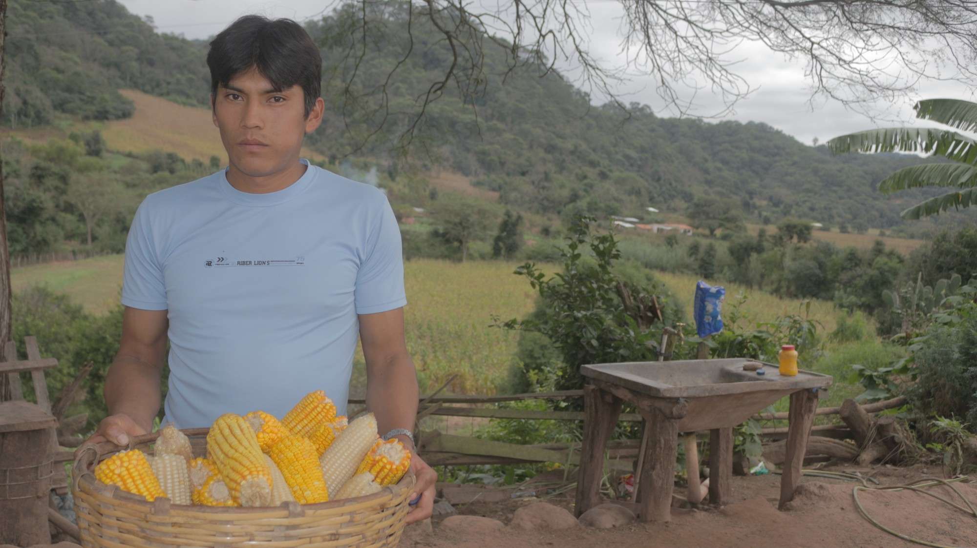 Jóvenes involucrados en la producción sostenible en una comunidad guaraní de Caraparí.
