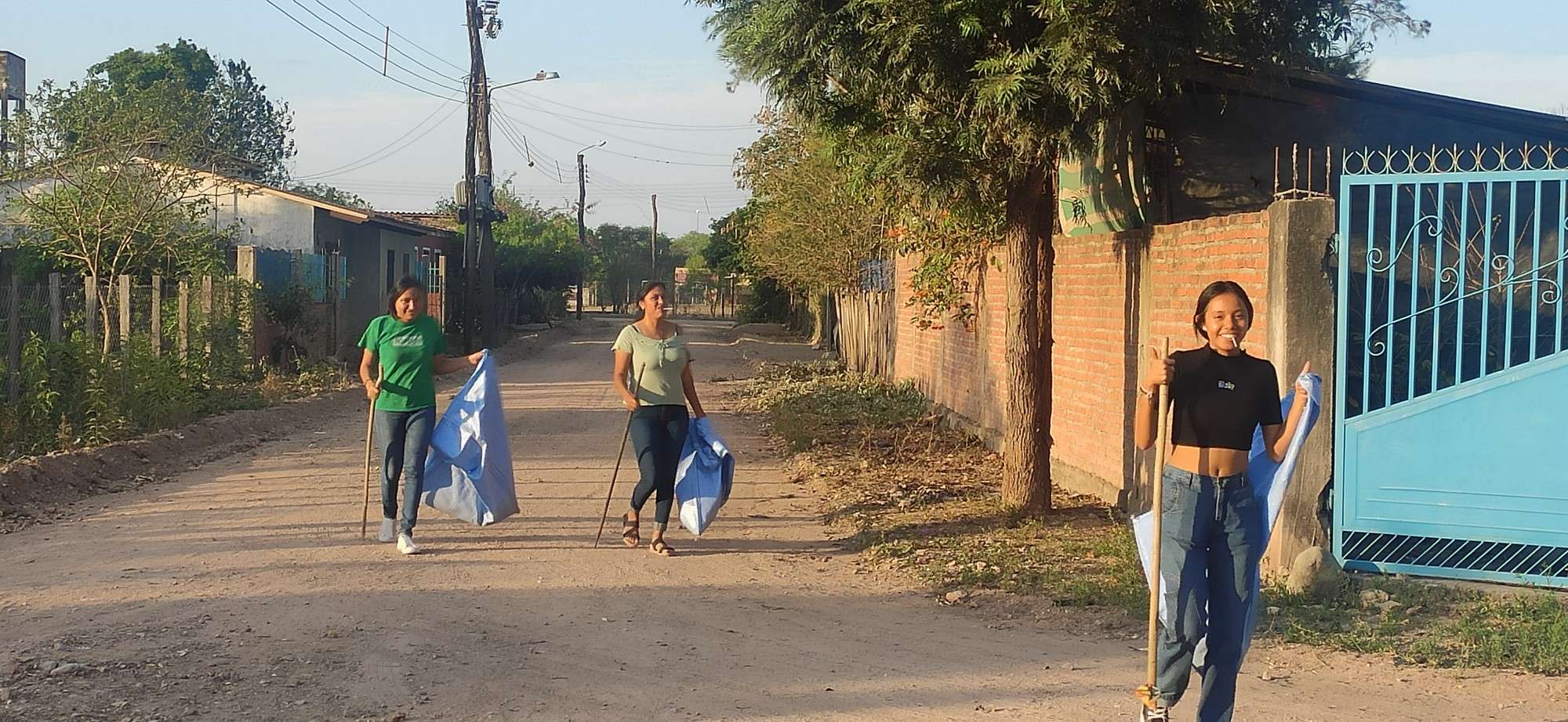 Jornada de limpieza de una comunidad guaraní con jóvenes del PFRCH y de la Unidad Educativa.