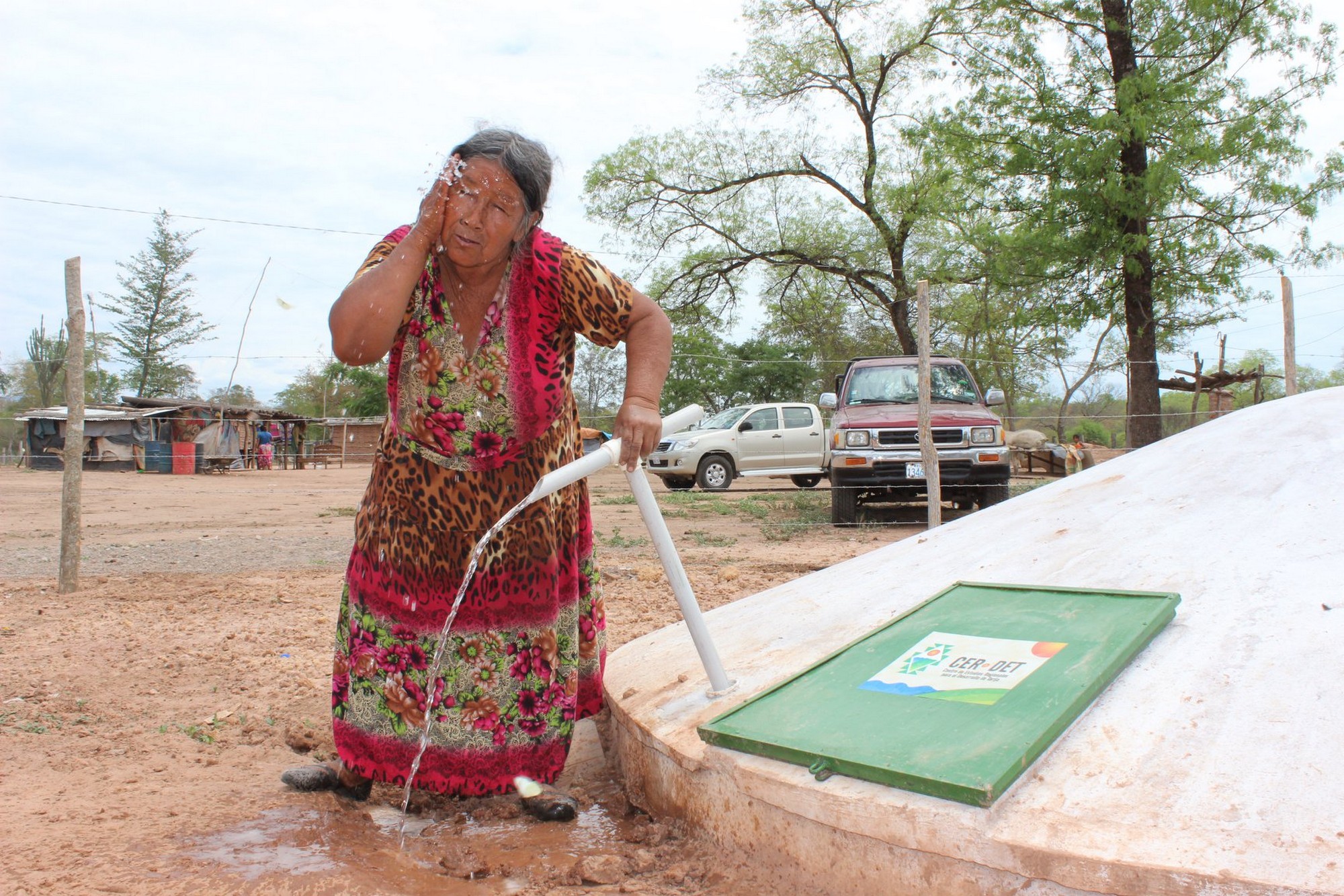 Persona al finalizar construcción cisterna de almacenamiento para la cosecha de agua.