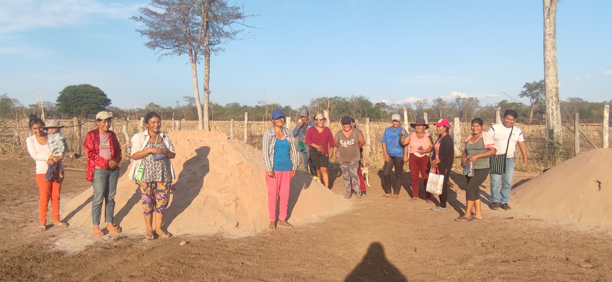 Familias que participan en la construcción de las cisternas para el almacenamiento de agua.