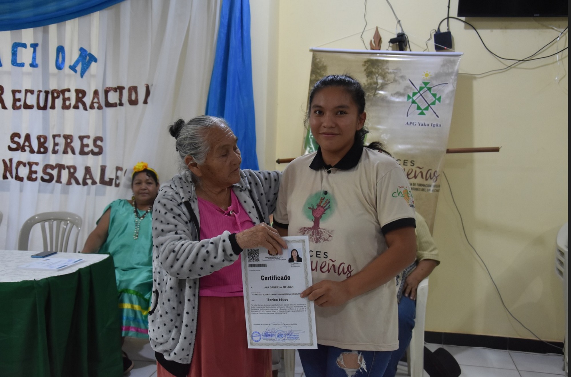 Jóven capacitada en Raíces Chaqueñas recibiendo su certificado.