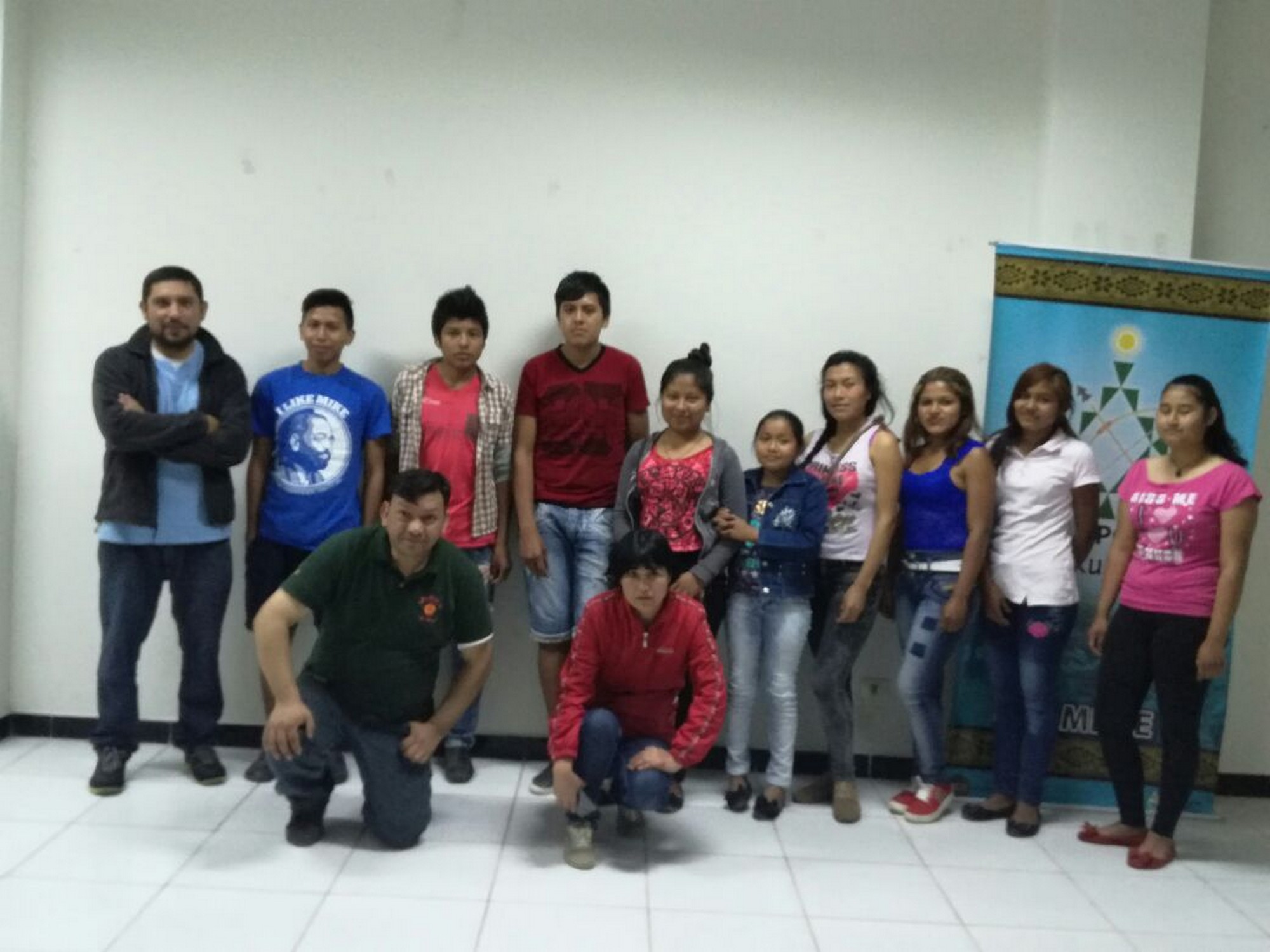 Jóvenes conociendo sobre la prevención de adicciones.